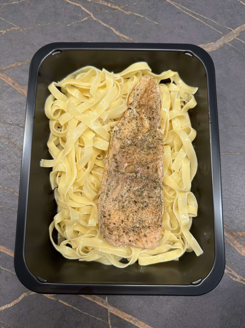 Tagliatelle met zalm in witte wijnsaus